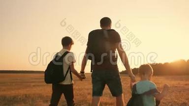 幸福的家庭<strong>周游世界</strong>.. 父亲和两个儿子从事户外旅游.. 健康生活方式的概念